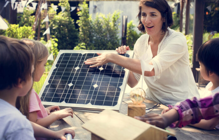 Vue aérienne d'un quartier résidentiel avec panneaux solaires sur les toits illustrant l'autoconsommation collective d'énergie solaire